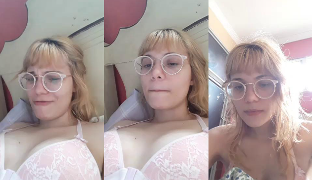 hermosa nena rubia en videollamada caliente
