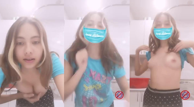 Enseñandole las tetas a sus compañeros