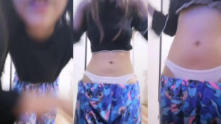 la jovencita se pone traviesa y enseña la tanga