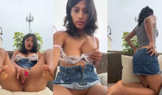 la jovencita no trae nada abajo y se mete un pequeño vibrador