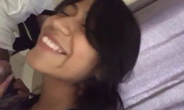 la jovencita se la chupa a uno de sus compañeros dentro del salon