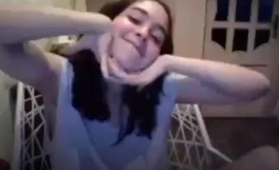 jovencita inocente enseña tremenda tetas de infarto enn videollamada