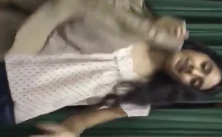 la jovencita flaquita se deja coger en todas las posiciones que el novio le dice