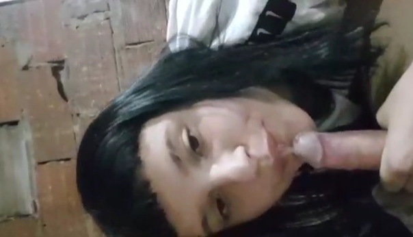 jovencita argenta dandole una tremenda mamada al novio