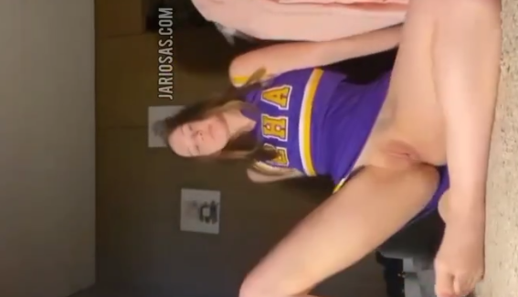 la jovencita colegiala se graba sin calzones mostrando su deliciosa vagina rosada
