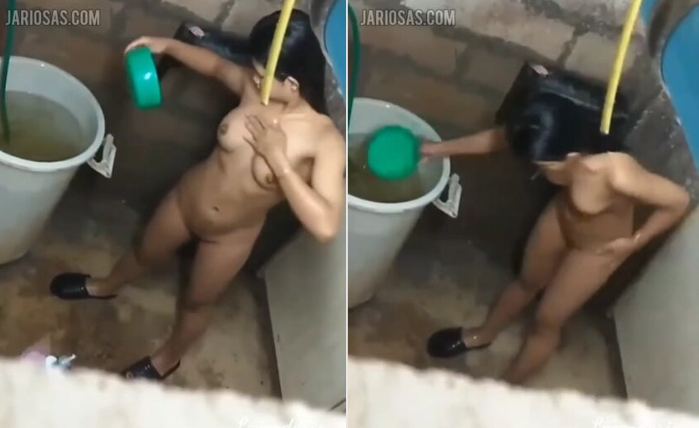 graba a su prima bañandose en su casa
