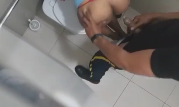 graban alumnos de prepa cogiendo en los baños