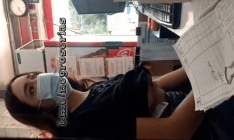 jovencita trabajadora del oxxo enseña las tetas