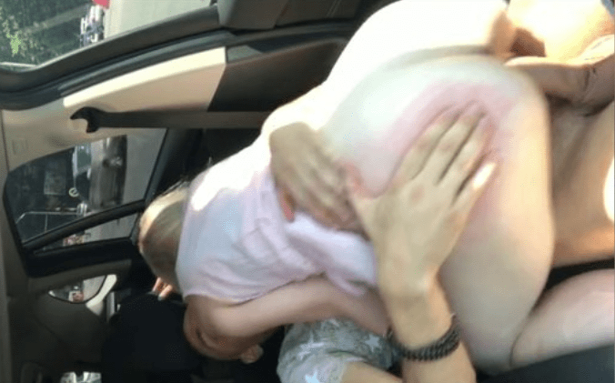 Cogiendo a una chava en el carro en pleno tráfico