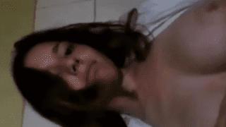 Mostrando pechugas en la sala y acariciándose