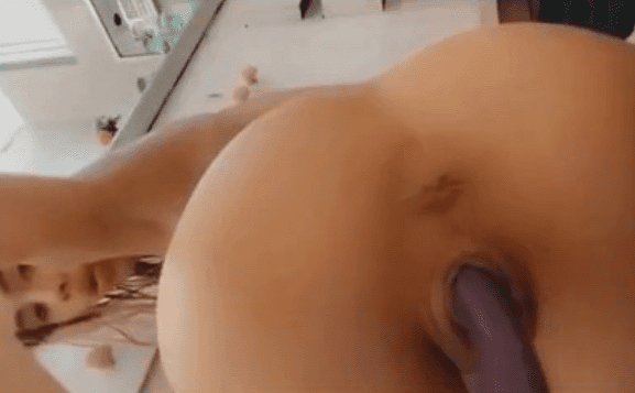 tiene la vagina muy apretadita y la pelada quiere coger