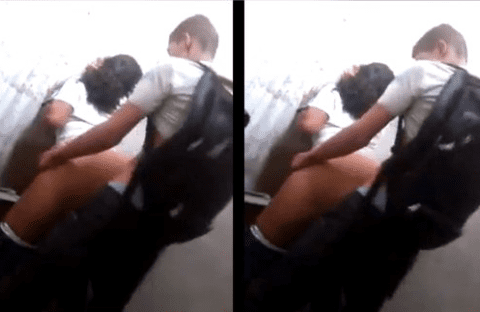 Culeando en los baños del colegio y le dice a su compa que se esconda