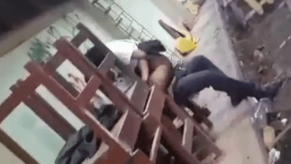 Alumnos grabados teniendo sexo detrás del salón