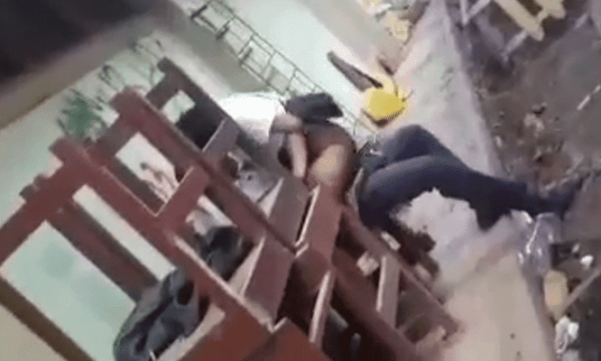 Alumnos grabados teniendo sexo detrás del salón