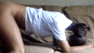 El novio no aguanta más y se corre en las pompis de la colegiala