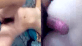 A la jovencita velluda le gusta follar en su cuarto