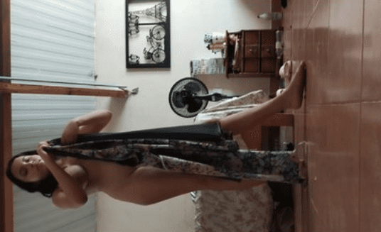 Cole calentona quitándose ropa y grabándose sensual