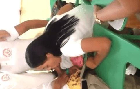 Colegiala mexicana grabada mamándosela a dos compañeros