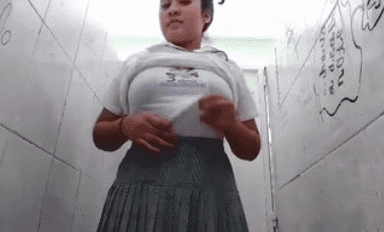 Colegiala ardiente se divierte en el baño haciendo travesuras