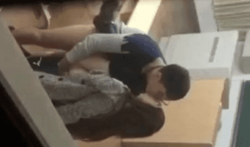 Culeando a una pendeja peruana en la sala