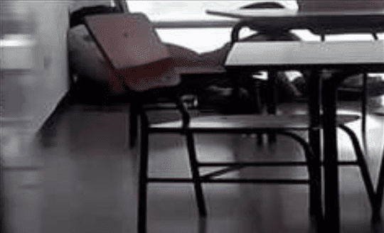 Jovencitos adolescentes de prepa se juntan en el salón para coger y ser grabados