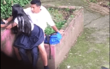 Vecinos pillan a colegiales follando en el parque del barrio