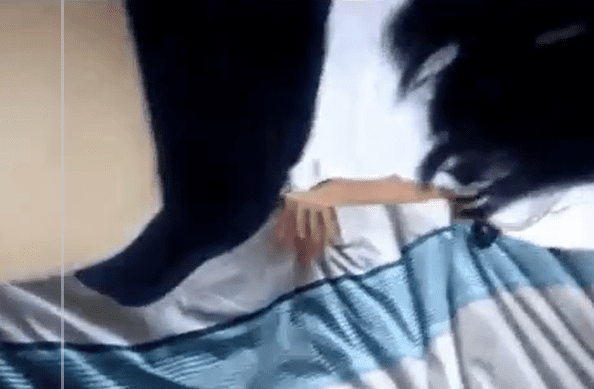 Colegiala peruana regalando su trasero a cuatro patas…imperdible