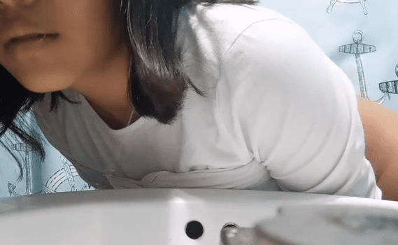 Chavita colegiala se filma sin bragas en el baño de su casa