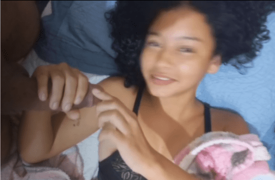 Mis primas ya estaban en la cama, logr茅 persuadirlas para que me hicieran sexo oral
