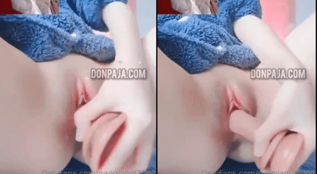 Jovencita de concha rosada es toda una zorra y se masturba con su juguetito