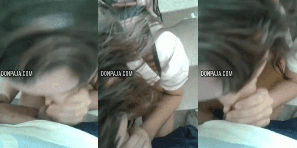 Morrita colegiala grabada en el salón dando una exquisita mamada al novio