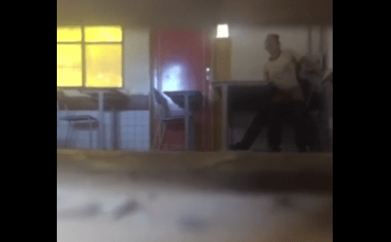 Profesor de matem谩ticas seduce a alumna en sal贸n de clases