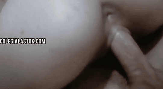 Mira c贸mo se estira la vagina de esta jovencita cuando la penetran bien apretado
