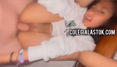 Apenas y le cabe la verga a la chavita caliente que adora chupar verga