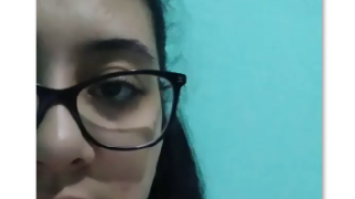 Metiendose los dedos en la vagina