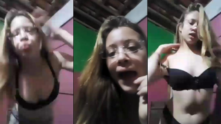 jovencita tiktoker haciendole baile caliente a sus seguidores