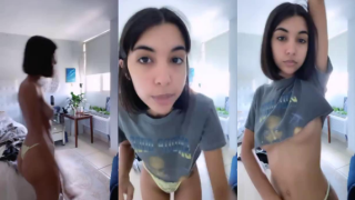 hermosa morenita luciendo su hermoso culazo en tremendo hilo