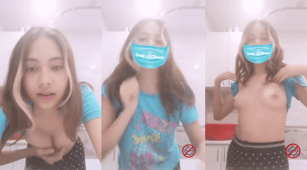 Enseñandole las tetas a sus compañeros