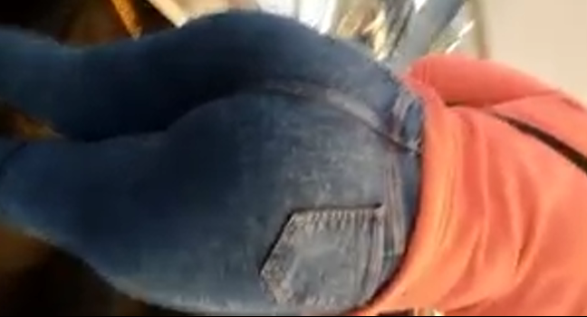 coqueteandole a una señora en el centro comercial que termina cogiendo con el