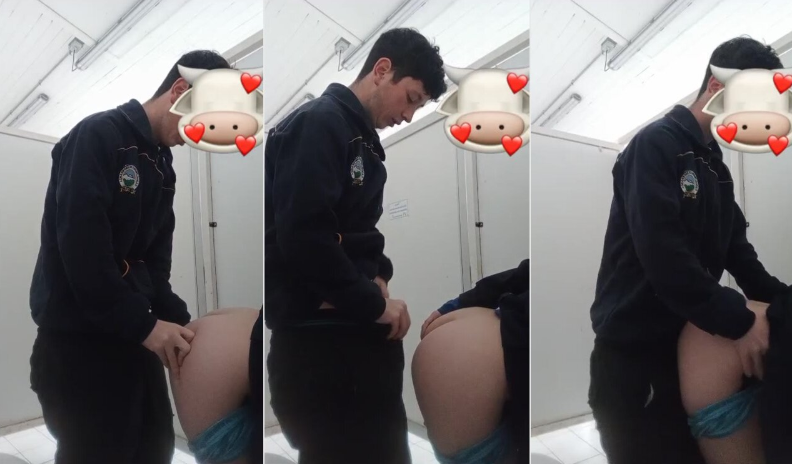 Alumnos de graban cogiendo en los baños del colegio