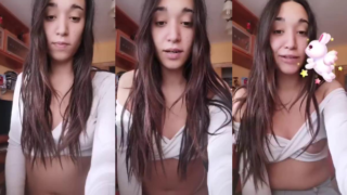 se le sale una teta a la jovencita en plena videollamada