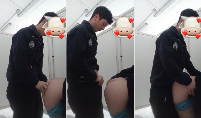 Alumnos cogiendo en el baño