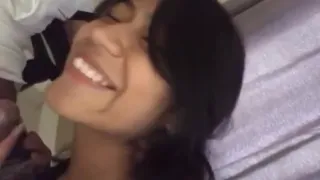 la jovencita se la chupa a uno de sus compañeros dentro del salon
