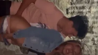 jovencita mexicana borracha se la cogen atras de su casa pero uno de sus amigos la graba
