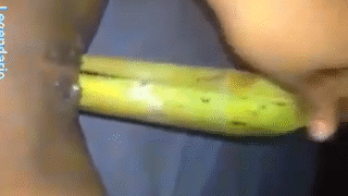 increible jovencita ninfomana metiendose un platano con crema en la vagina