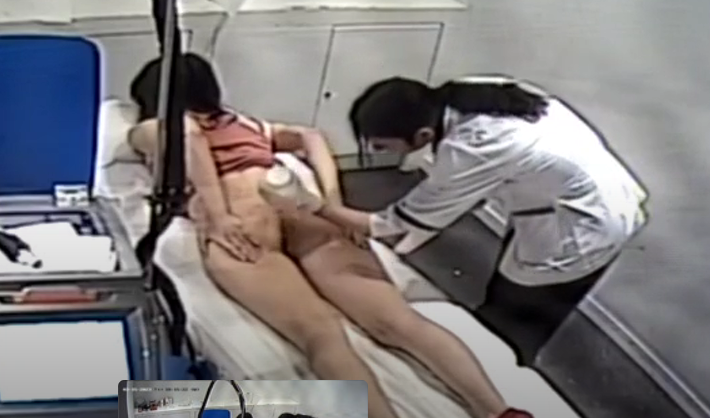 depilacion de partes intimas y la camara de seguridad graba todo