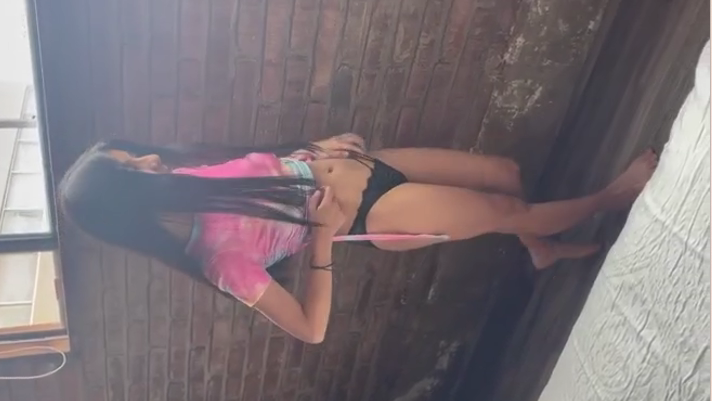 le dice a su sobrina que se deje grabar desnuda y ella acepta