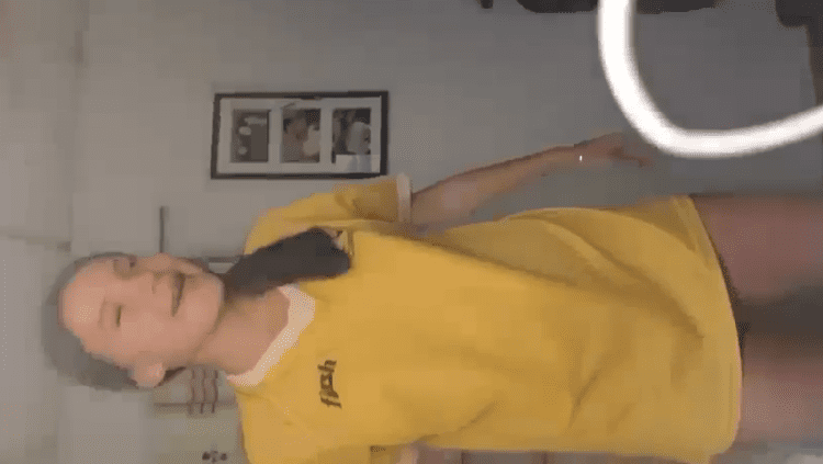 jovencita colegiala se deja coger de perrito por novio mucho mayor a ella