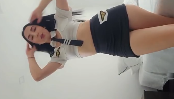 hermosa joven azafata enseña su cuerpo perfecto completamente desnuda