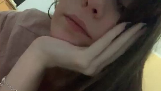 jovencita colegiala le pide al novio que grabe mientras que la esta penetrando